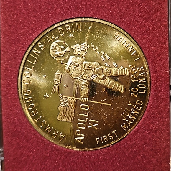 Apollo XI First Manned Lunar Landing July 20, 1969 Bronze Coin - Picture 3 of 5